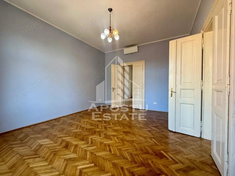 Apartament cu 5 camere decomandat în Sinaia