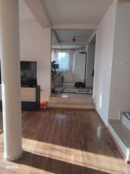 Casă cu 4 camere cu Teren 230 Mp în Livezile