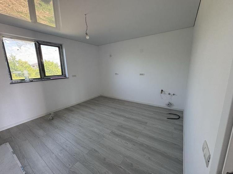 Apartament cu 4 camere decomandat în Bascov