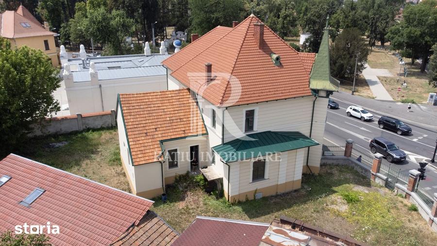 Casă cu 10 camere cu Teren 1308 Mp în Central