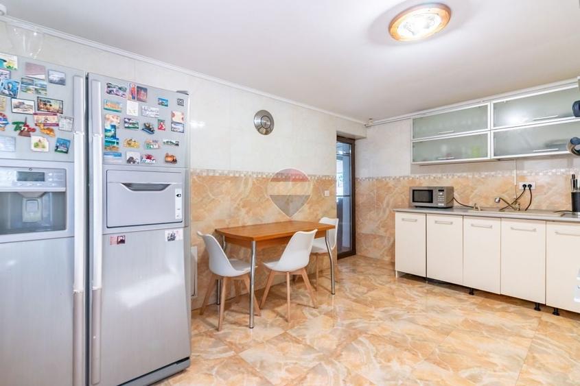 Casă individuală cu 8 camere cu Teren 440 Mp în Uverturii