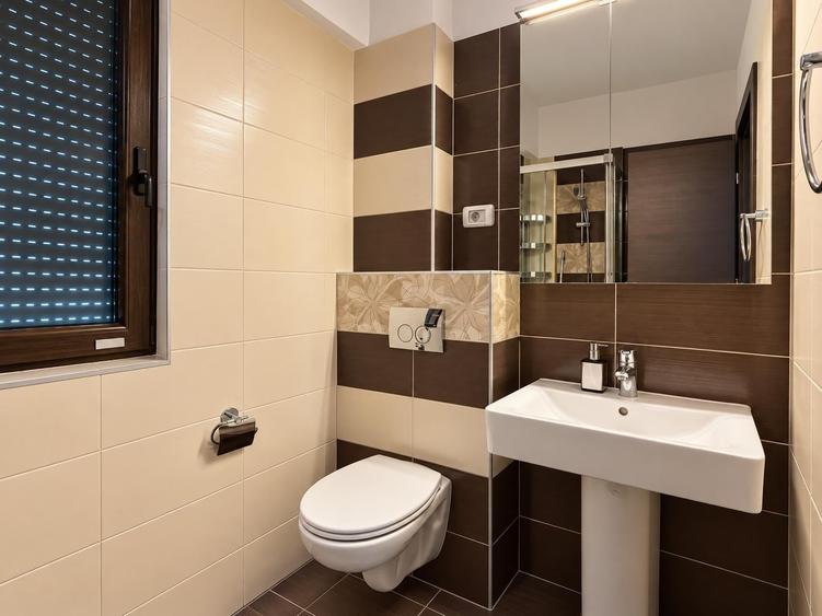 Apartament cu 4 camere semidecomandat, mobilat în Pipera