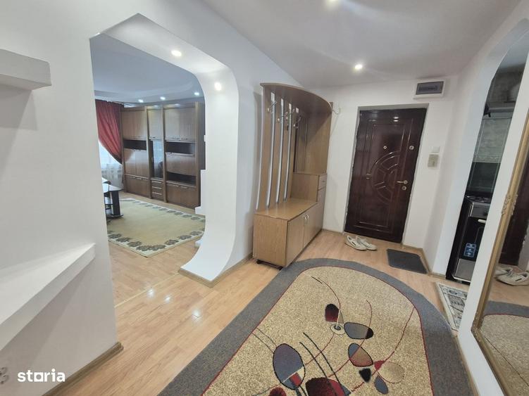Apartament cu 3 camere semidecomandat în Central