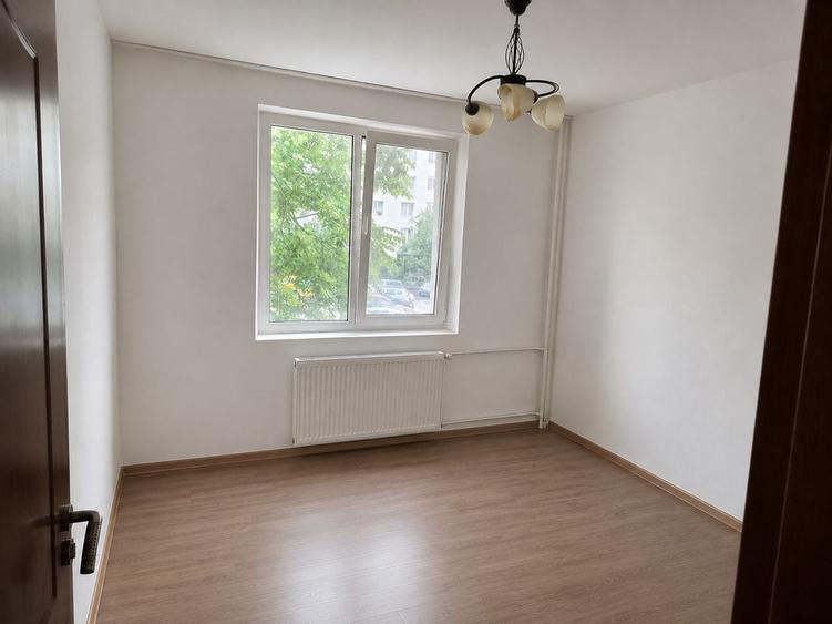 Apartament cu 3 camere semidecomandat în Titan