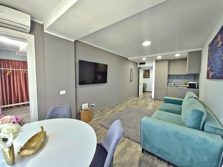 Apartament cu 3 camere semidecomandat în Olimp