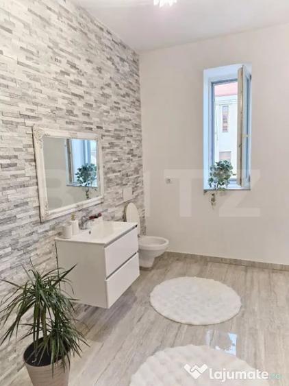 Apartament cu 4 camere semidecomandat în Central