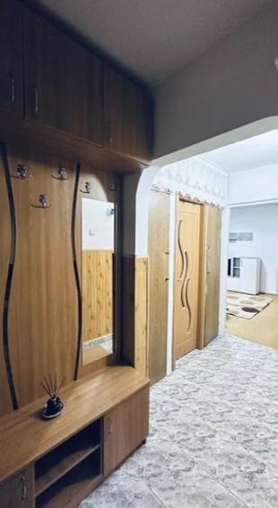 Apartament cu 3 camere semidecomandat în Dacia