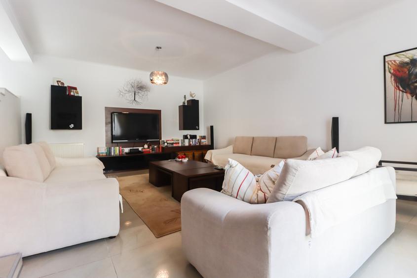Duplex cu 4 camere cu Canalizare în 1 Decembrie