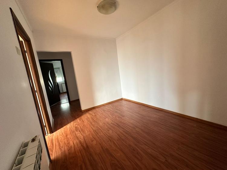 Apartament cu 3 camere decomandat în Piața Nouă — fotografia 3