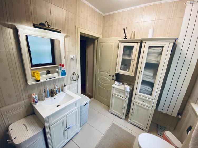 Apartament cu 3 camere decomandat, mobilat în Faleza Nord