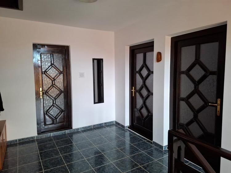 Casă individuală cu 6 camere cu Canalizare în Nădlac