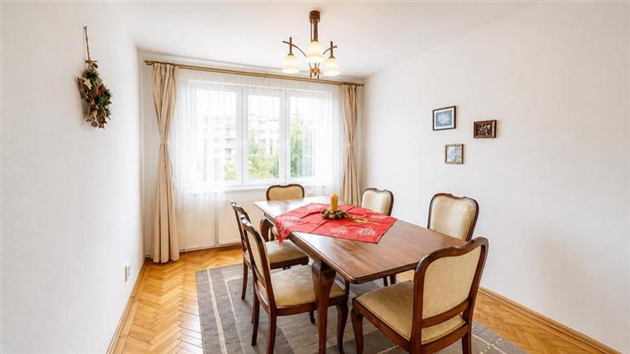 Apartament cu 4 camere decomandat, mobilat în Tractorul