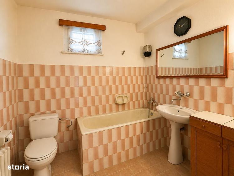Casă cu 4 camere semidecomandat în Central