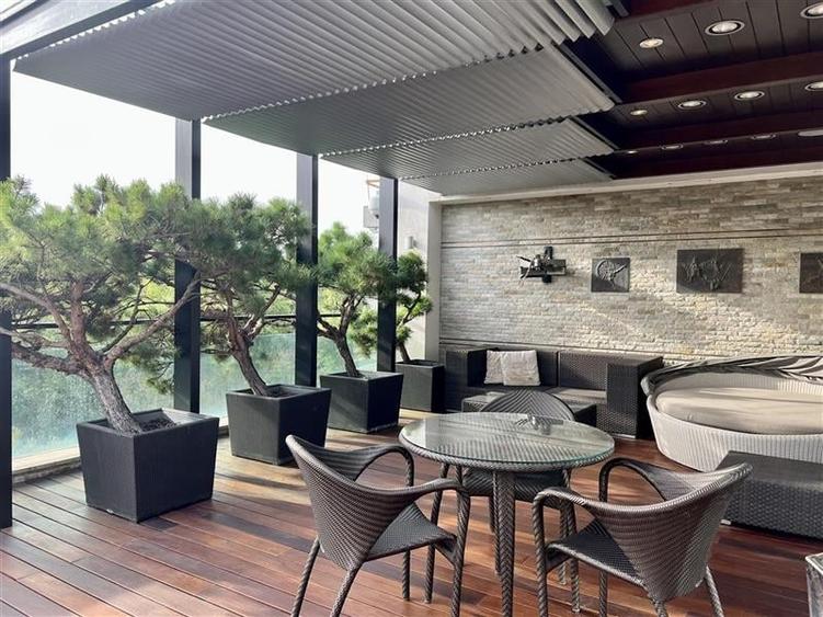 Apartament cu 8 camere decomandat în Herăstrău