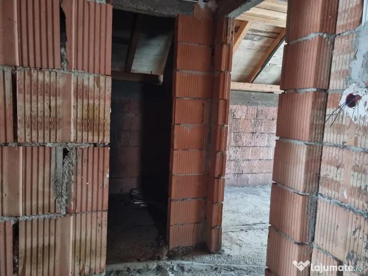 Casă cu 7 camere cu Teren 1251 Mp în Piatra