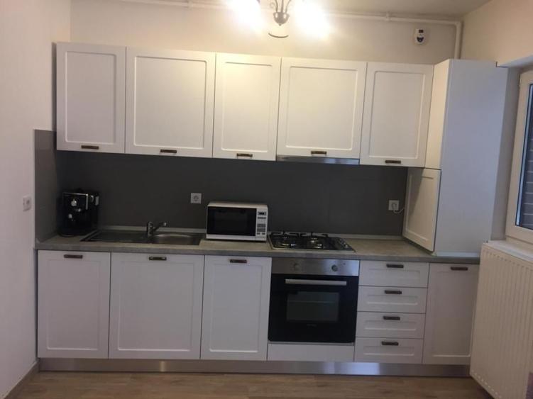 Apartament cu 4 camere, mobilat în Băneasa