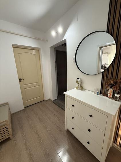 Apartament cu 3 camere semidecomandat în Central