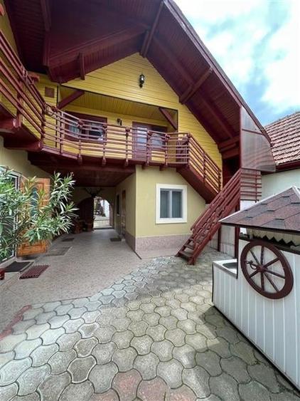 Casă individuală cu 10 camere cu Teren 700 Mp în Exterior Est