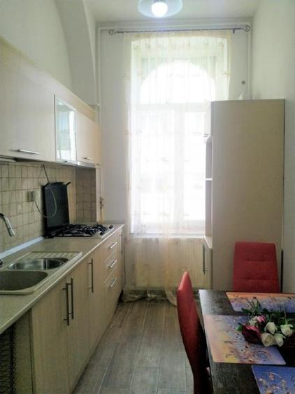 Apartament cu 3 camere semidecomandat, mobilat în Ultracentral