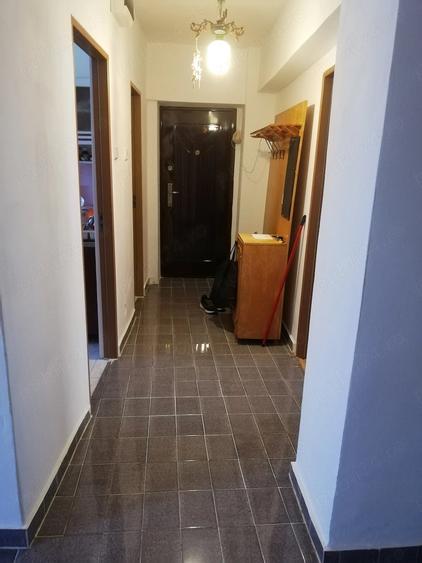 Apartament cu 3 camere decomandat în Calea București
