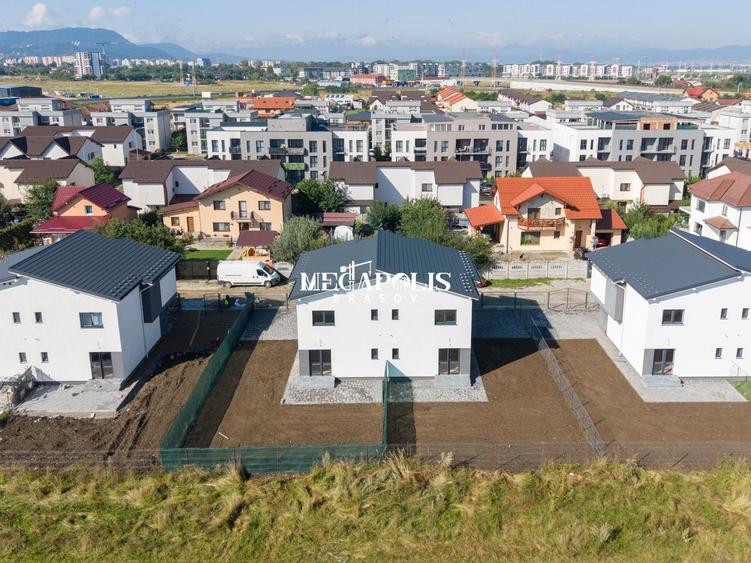 Duplex cu 4 camere cu Canalizare în Sânpetru