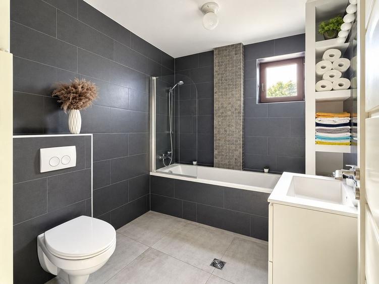 Apartament cu 3 camere semidecomandat, mobilat în Florești