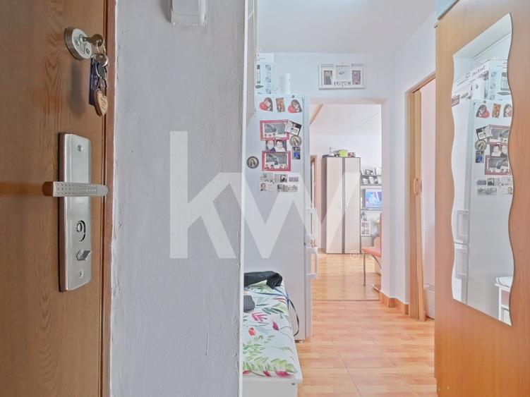 Apartament cu 3 camere nedecomandat, mobilat în Florilor