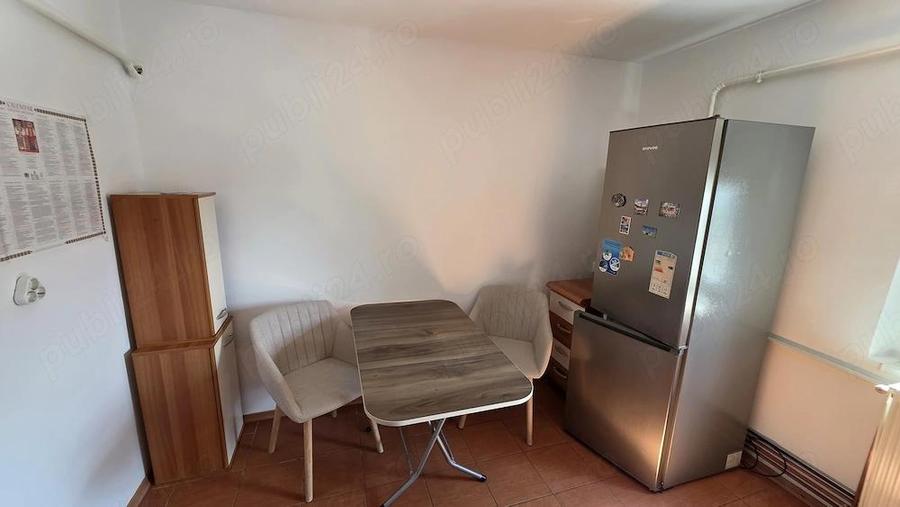 Apartament cu 3 camere semidecomandat, mobilat în Central