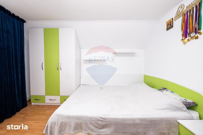 Casă cu 5 camere cu Teren 1600 Mp în Țițești