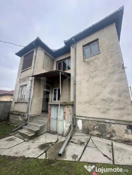 Casă cu 4 camere cu Teren 1371 Mp în Păulești