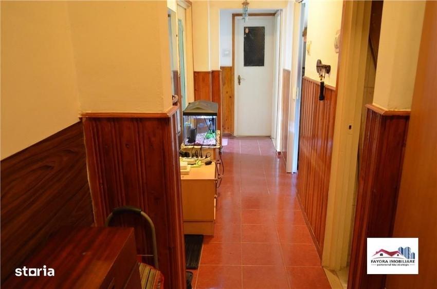 Apartament cu 3 camere decomandat în Corina