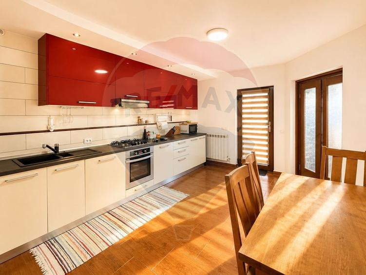 Casă individuală cu 7 camere cu Teren 429 Mp în Central