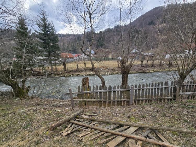 Casă individuală cu 2 camere cu Teren 2723 Mp în Sătic