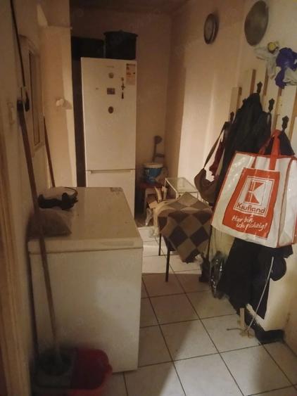 Apartament cu 3 camere semidecomandat în Gojdu