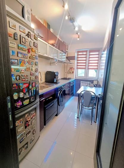 Apartament cu 3 camere decomandat în Runcu