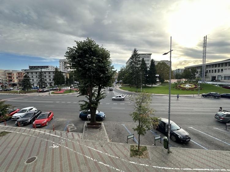 Apartament cu 3 camere decomandat în Ultracentral