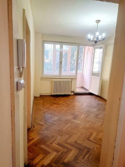 Apartament cu 3 camere semidecomandat în Punctele Cardinale