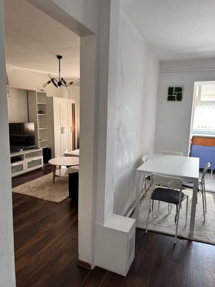 Apartament cu 3 camere semidecomandat în Decebal