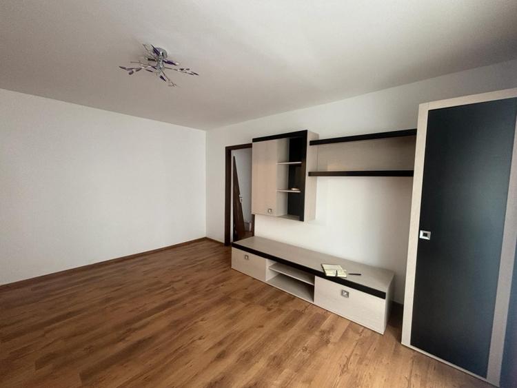 Apartament cu 3 camere decomandat, mobilat în Calea Moldovei