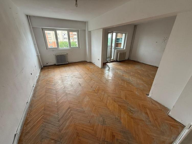Apartament cu 4 camere decomandat în Soarelui