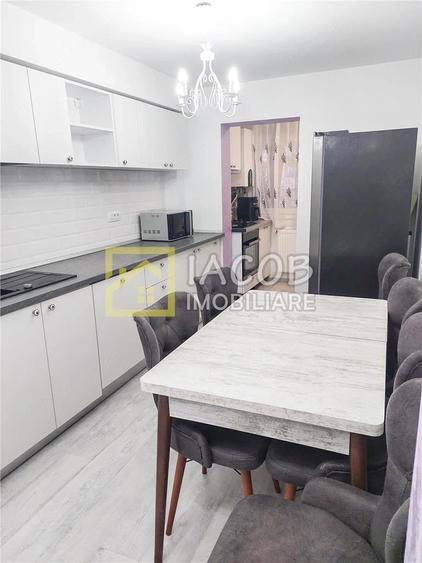 Apartament cu 3 camere decomandat în Republicii