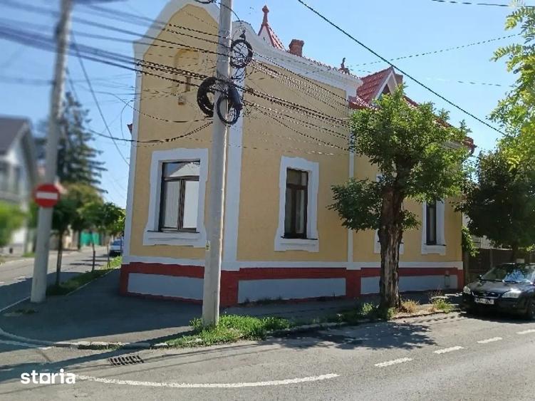 Casă cu 5 camere cu Teren 370 Mp în Central