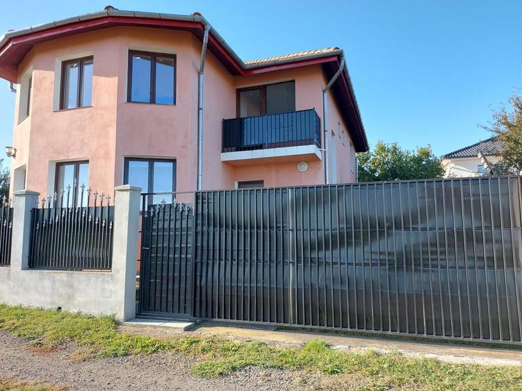 Casă cu 4 camere în Exterior Vest