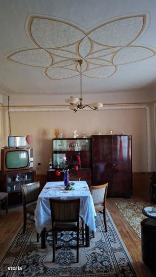 Casă cu 3 camere cu Teren 3600 Mp în Central