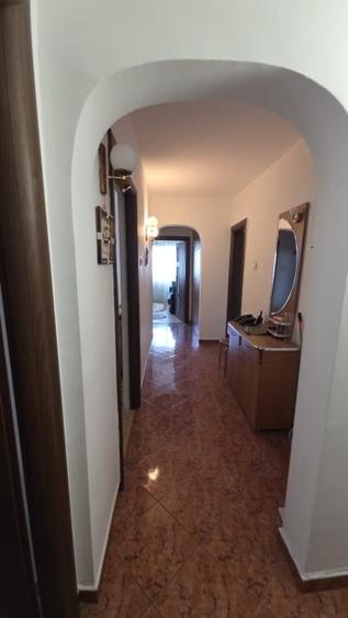 Apartament cu 4 camere decomandat, mobilat în Tei