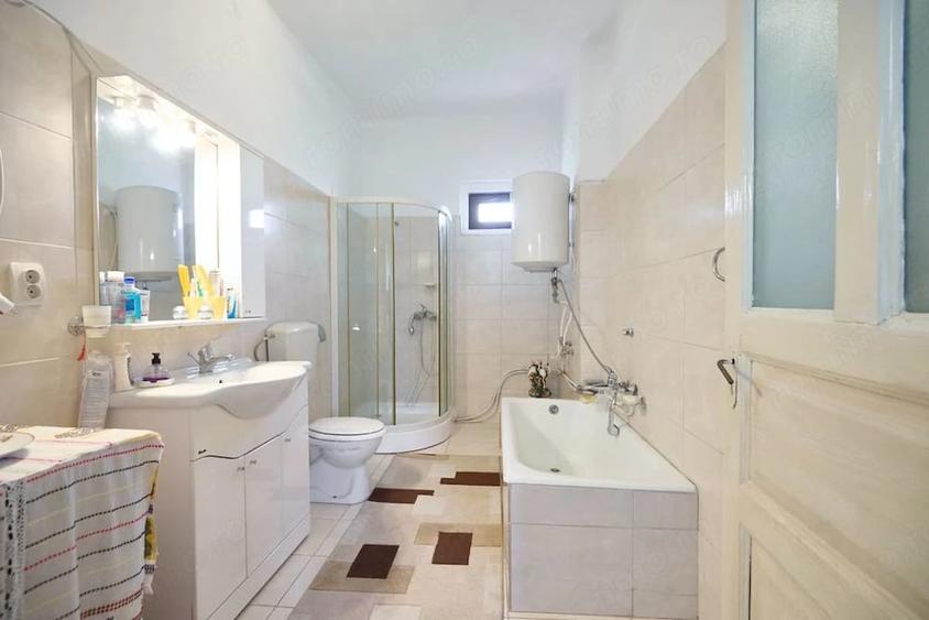 Casă cu 4 camere cu Teren 9915 Mp în Central