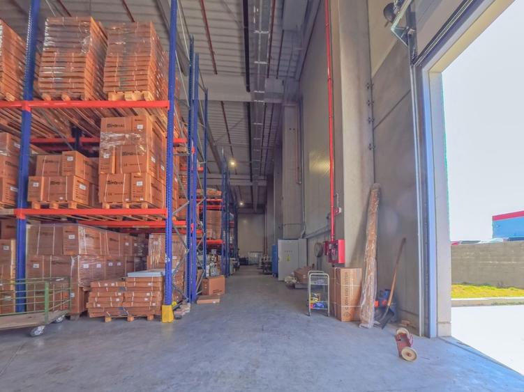 Spațiu industrial, de 2,463 mp, în Metro