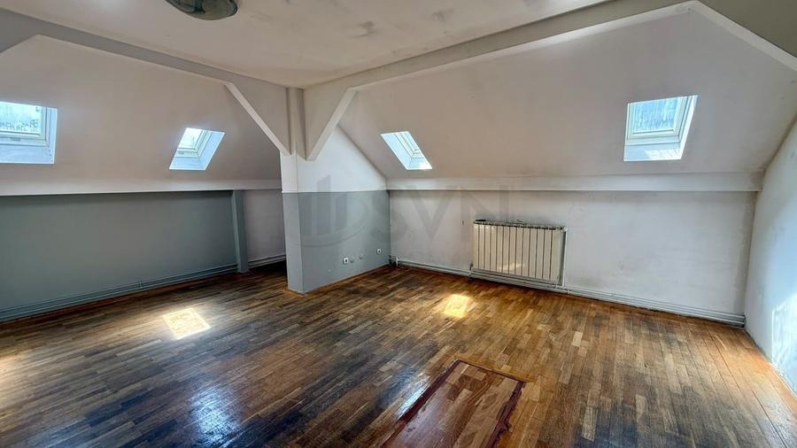 Casă individuală cu 10 camere cu Teren 387 Mp în P-ța Muncii