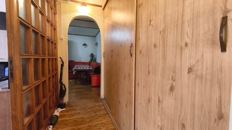 Apartament cu 3 camere semidecomandat în Gojdu