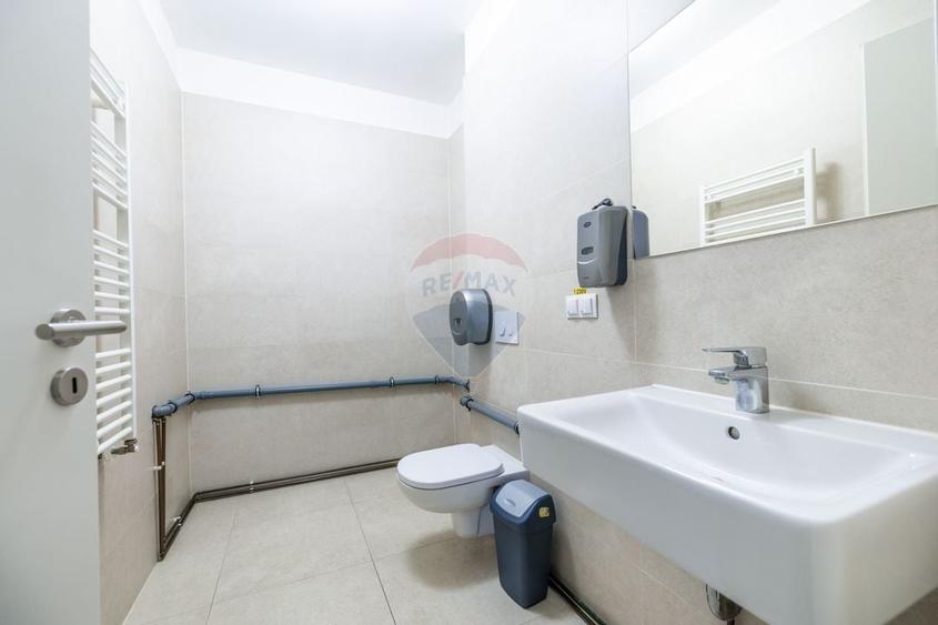 Spațiu comercial, de 61.630001068115 mp, în Central